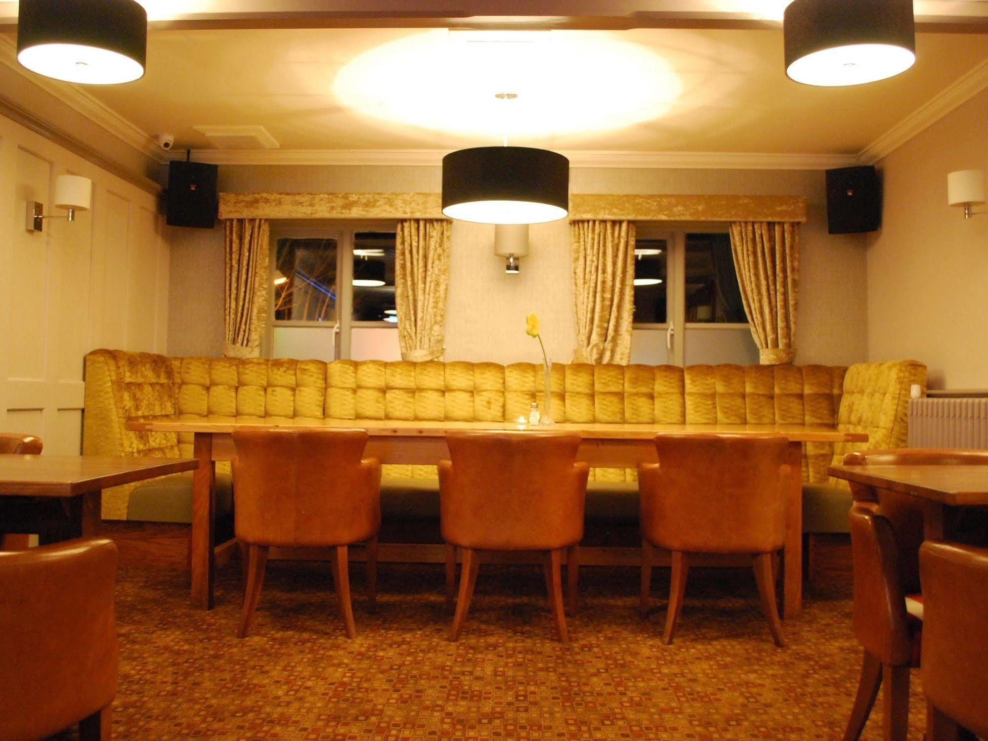 The Warwick Arms Hotel Chew Magna Екстериор снимка